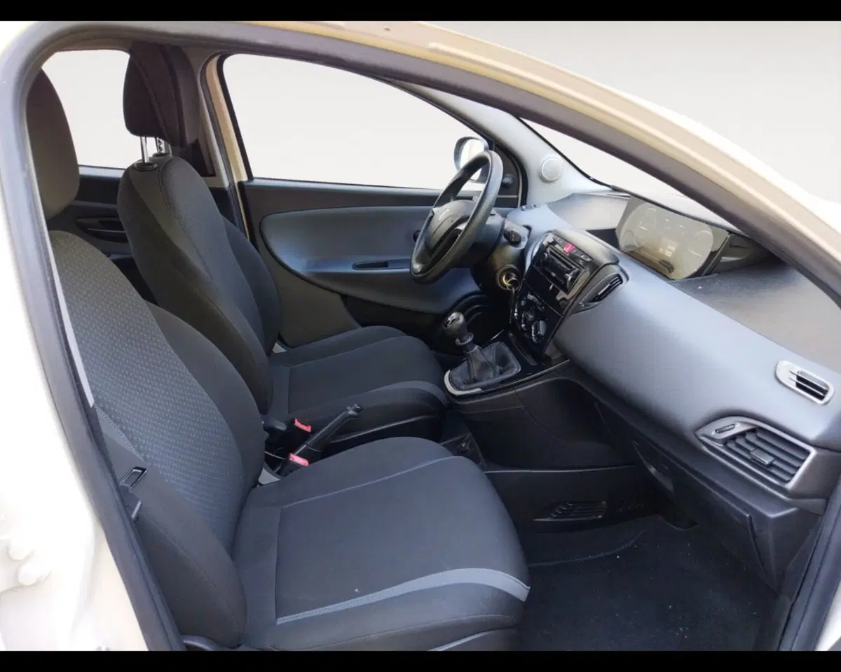 Lancia Ypsilon usata a Forlì-Cesena (15)