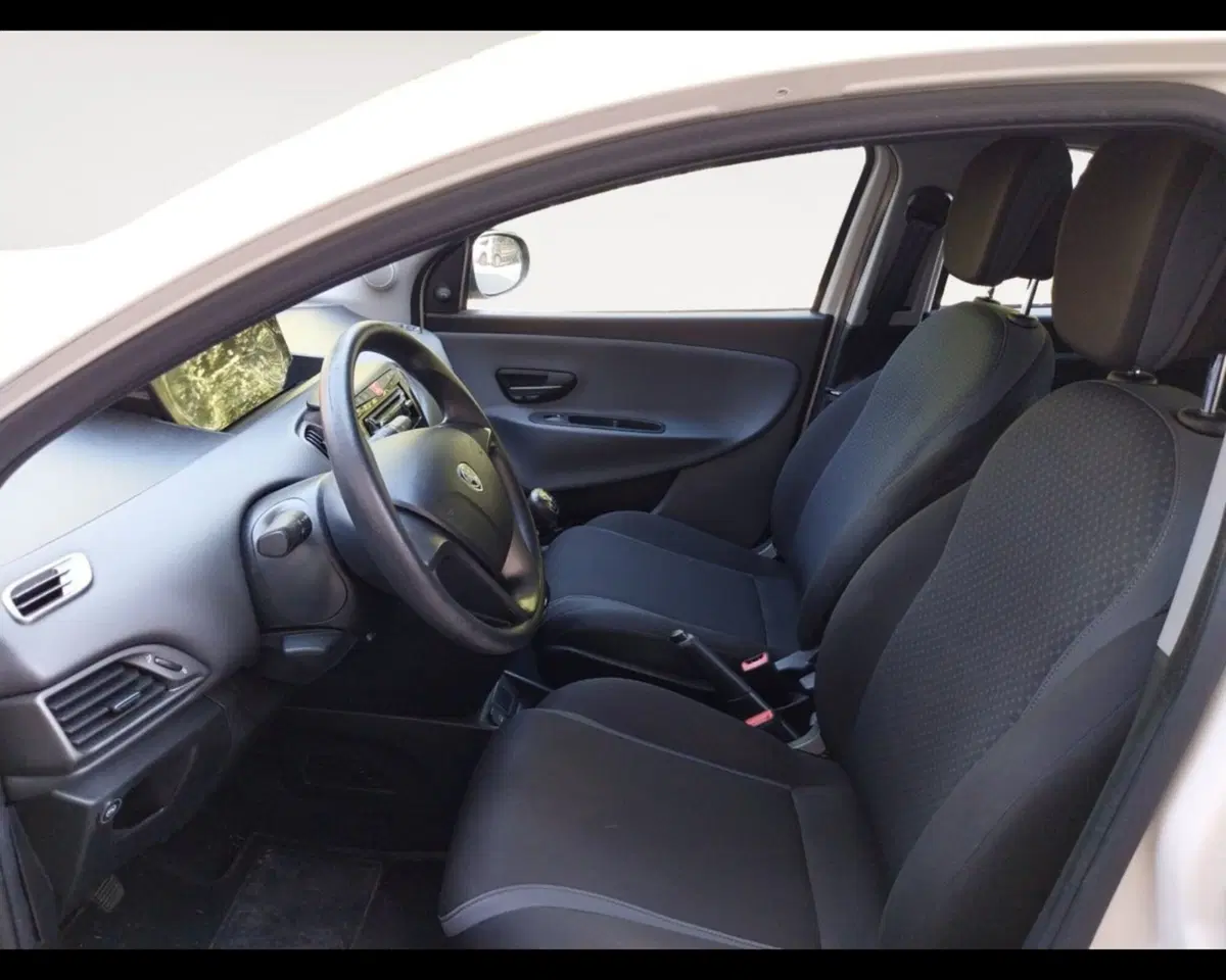 Lancia Ypsilon usata a Forlì-Cesena (9)