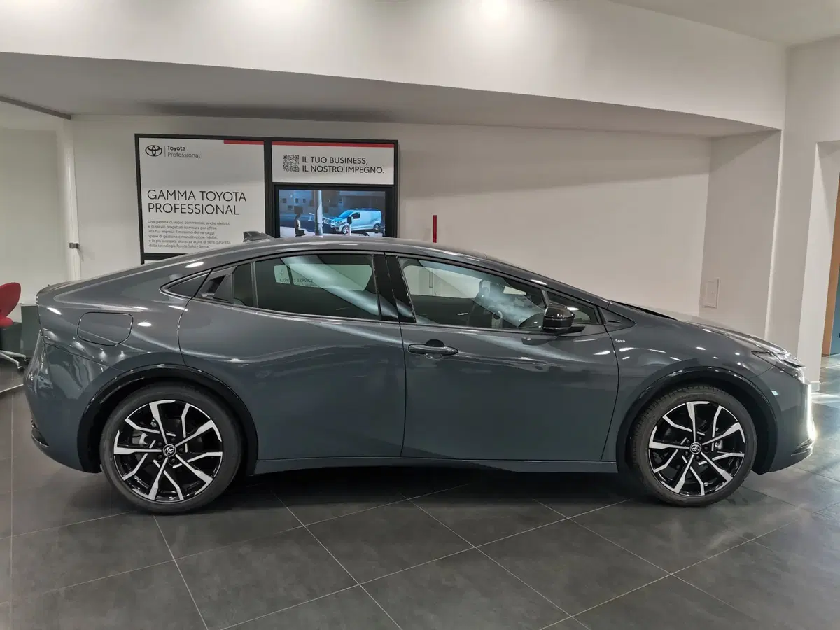 Toyota Prius nuova a Bergamo (2)