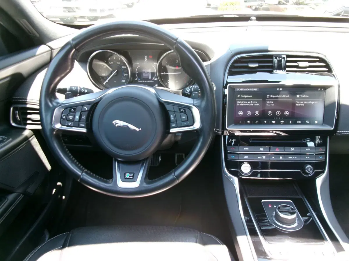 Jaguar XE usata a Venezia (12)