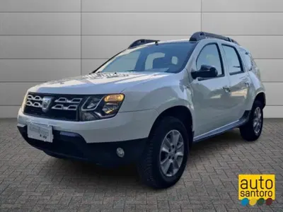 Dacia Duster 1.6 110CV 4x2 Laur&eacute;ate del 2015 usata a Salerno