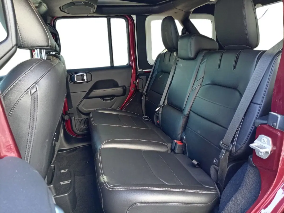 Jeep Wrangler Unlimited usata a Bari (10)