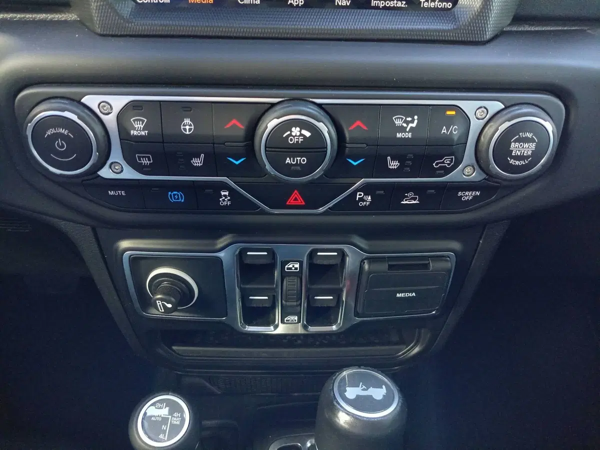 Jeep Wrangler Unlimited usata a Bari (15)