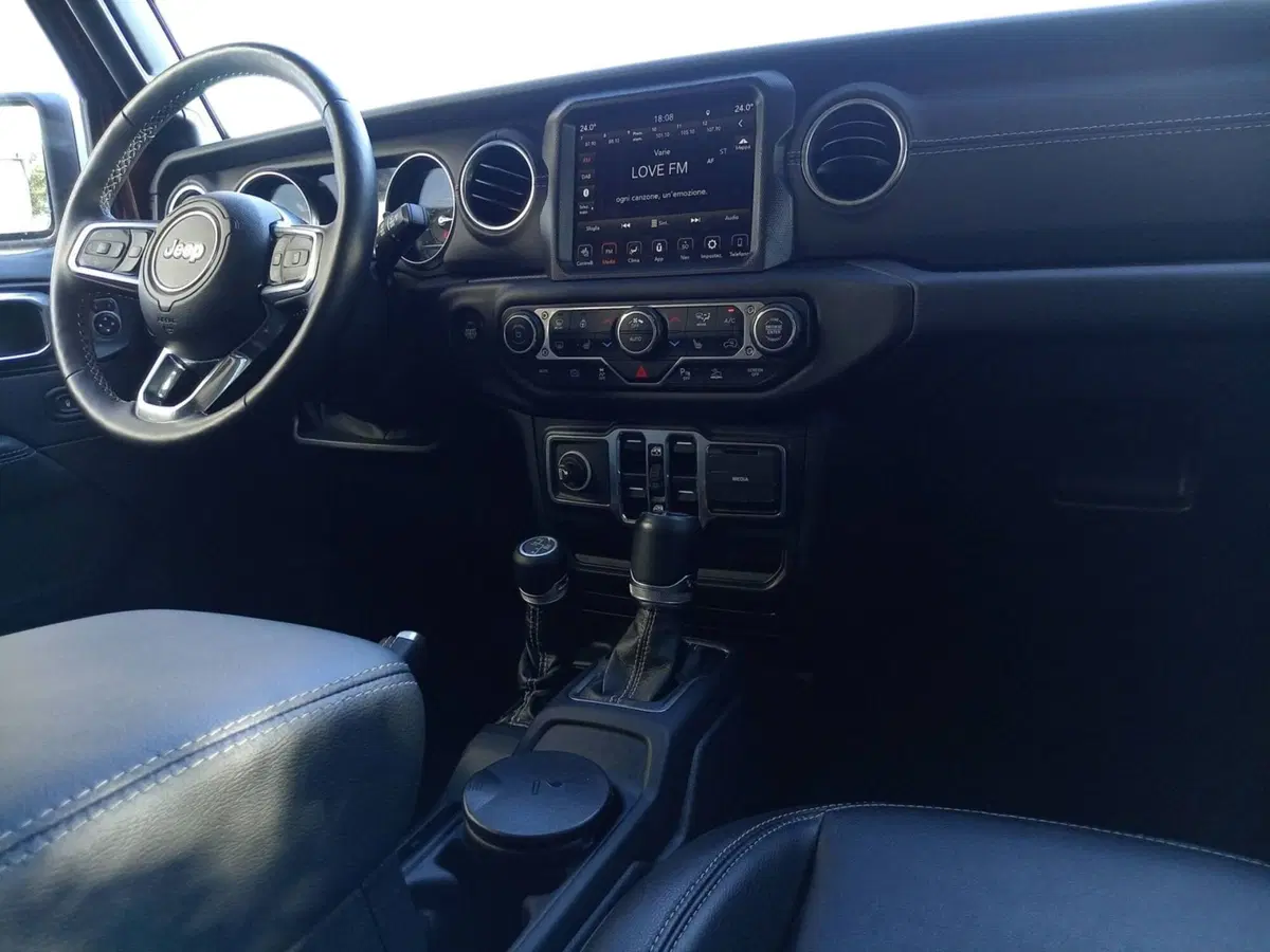 Jeep Wrangler Unlimited usata a Bari (4)