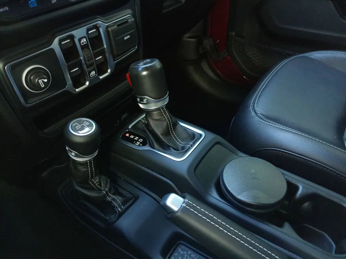 Jeep Wrangler Unlimited usata a Bari (8)