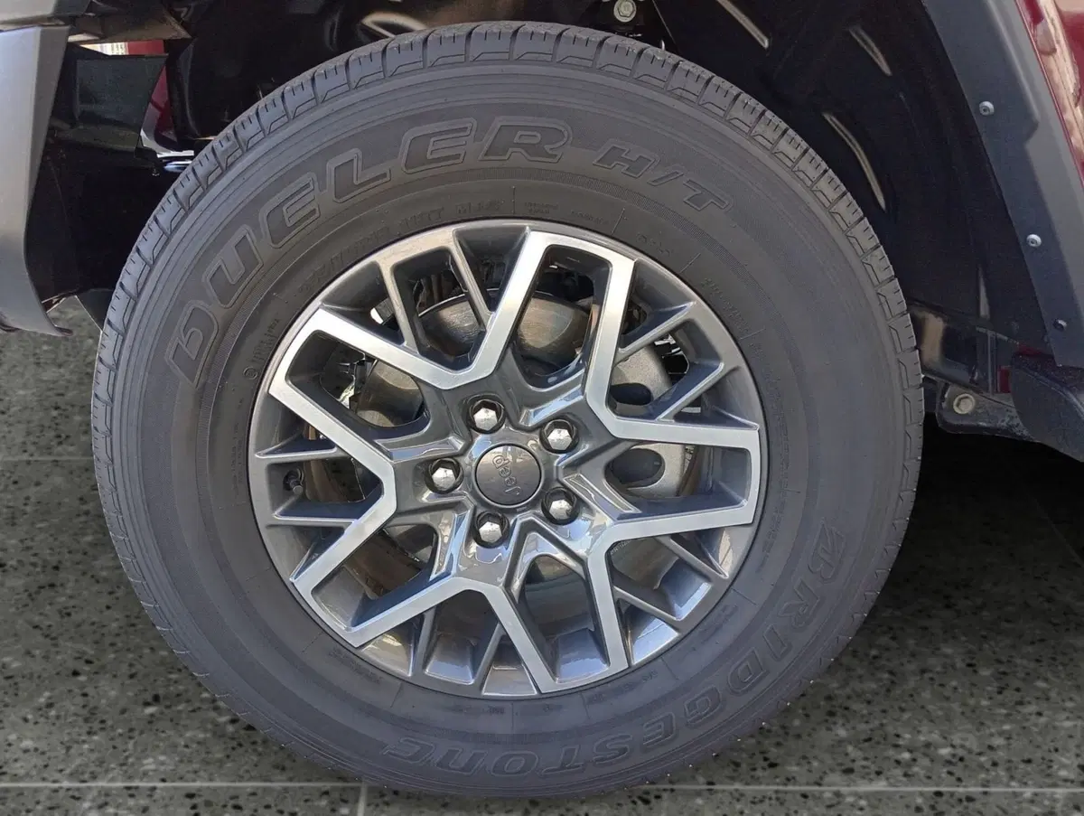 Jeep Wrangler Unlimited usata a Bari (9)