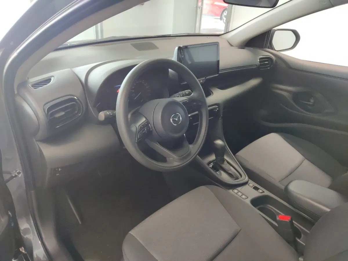 Mazda Mazda2 Hybrid nuova a Arezzo (12)