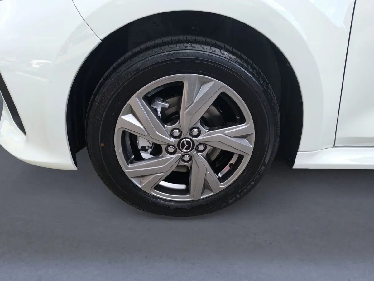 Mazda Mazda2 Hybrid nuova a Udine (7)