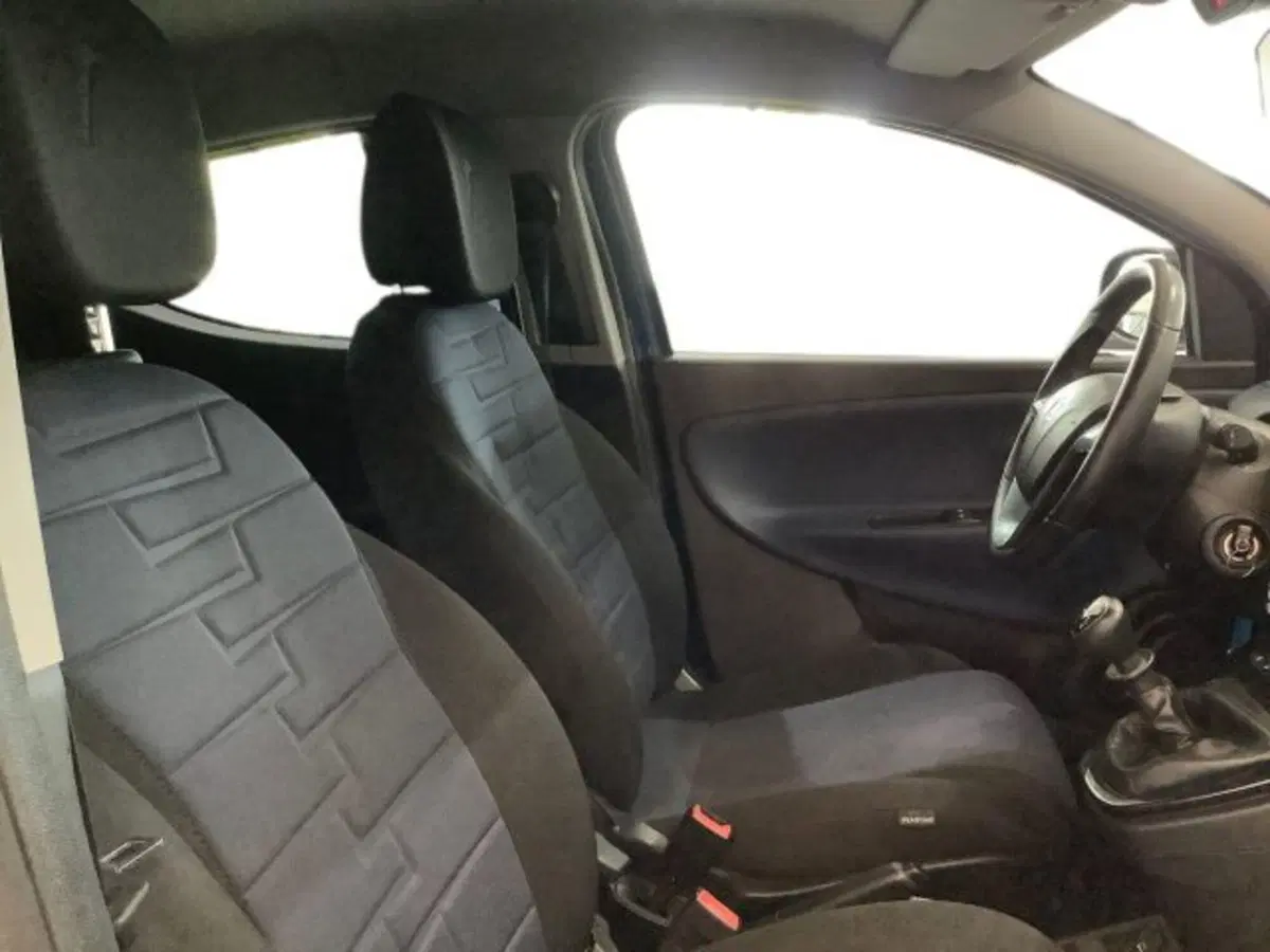 Lancia Ypsilon usata a Catania (10)