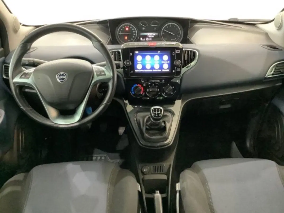 Lancia Ypsilon usata a Catania (7)