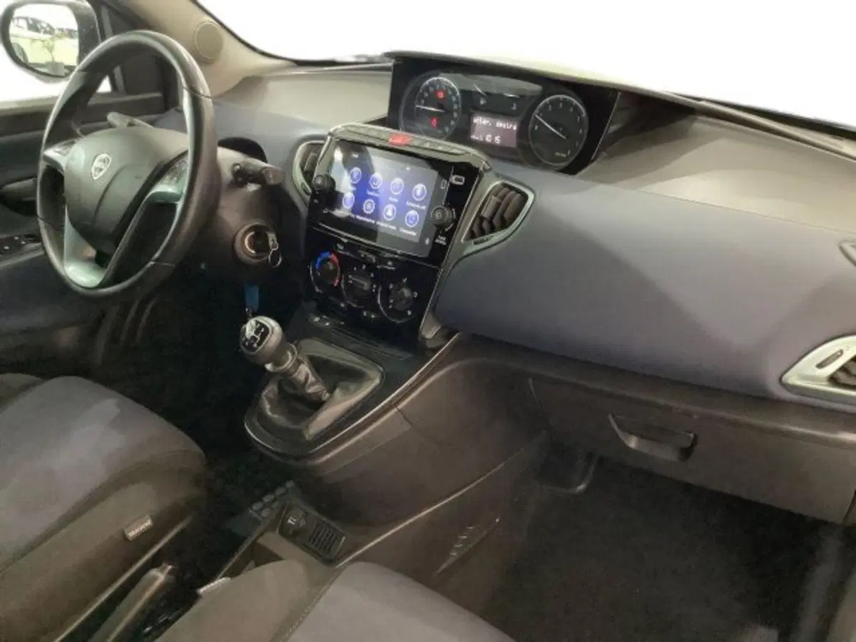 Lancia Ypsilon usata a Catania (9)