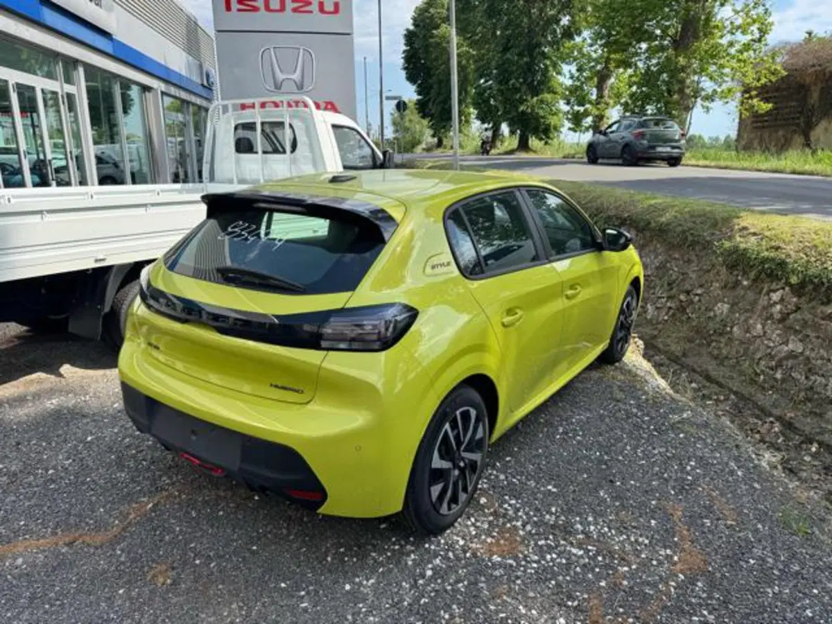 Peugeot 208 nuova a Lucca (4)