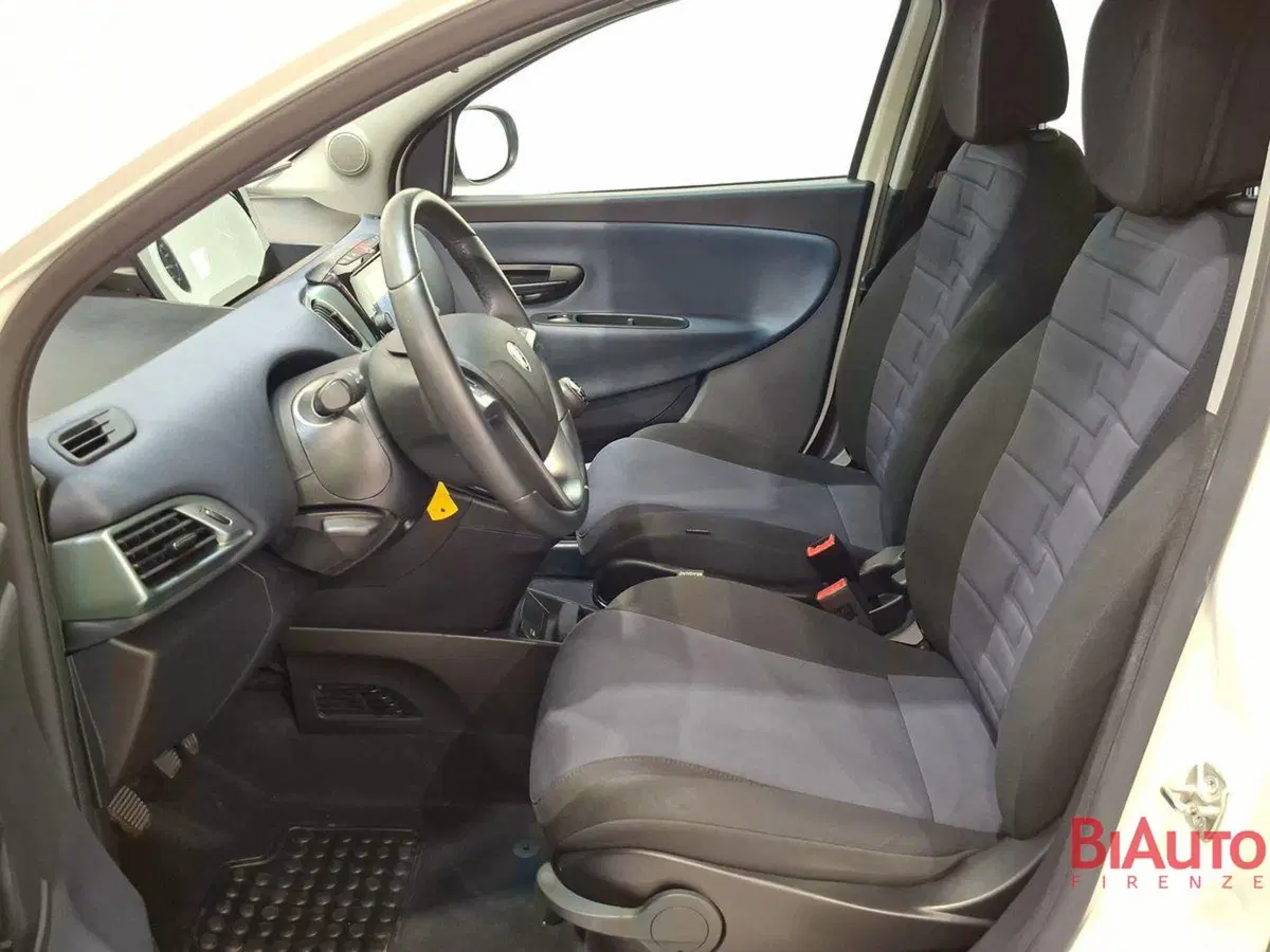 Lancia Ypsilon usata a Firenze (17)