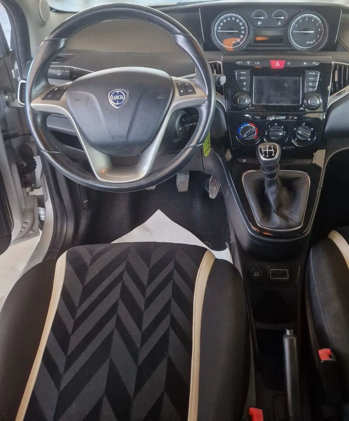 Lancia Ypsilon usata a Terni (11)