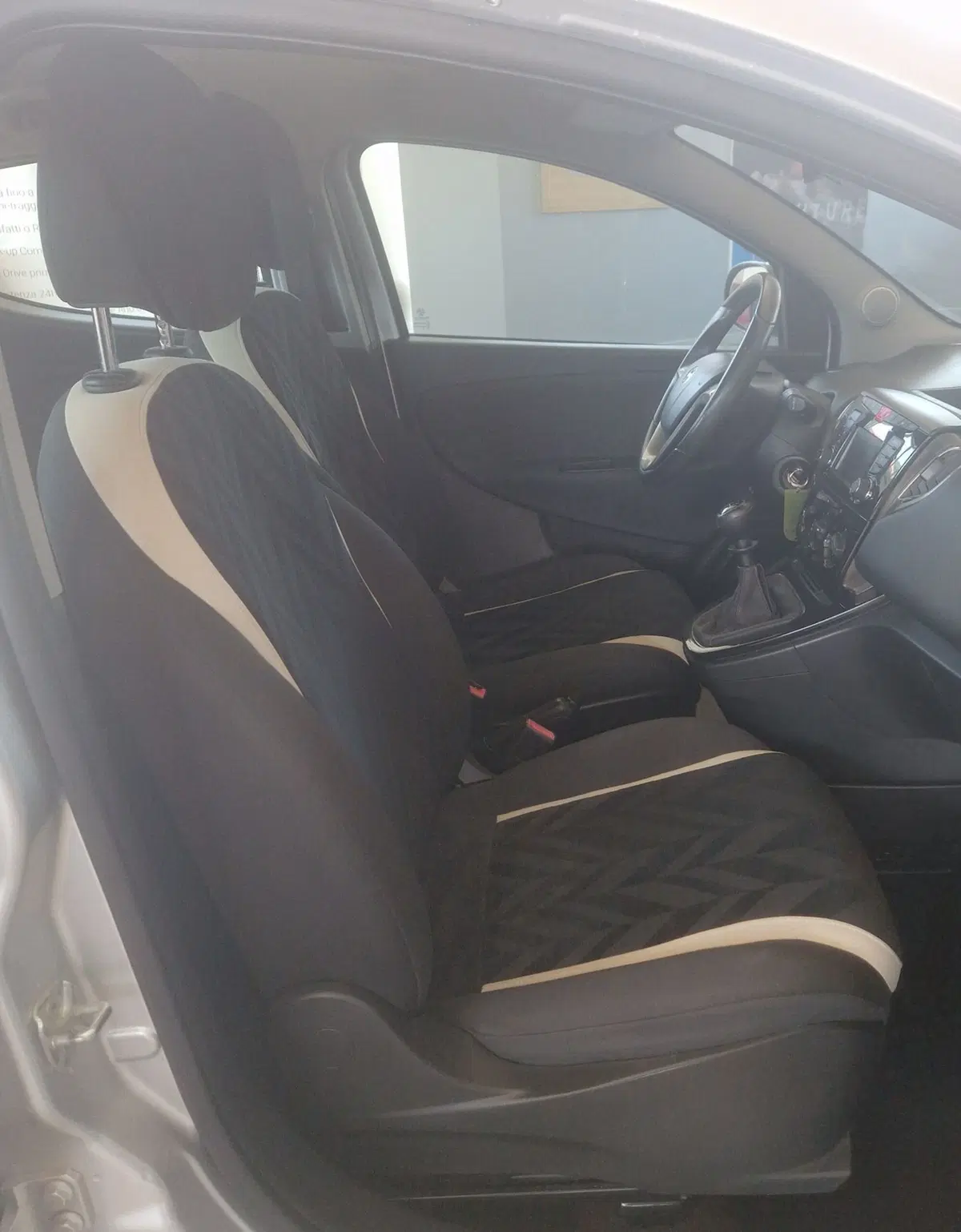 Lancia Ypsilon usata a Terni (8)