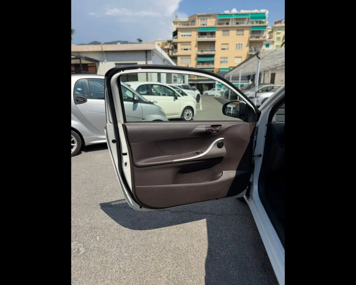 Toyota iQ usata a Imperia (14)