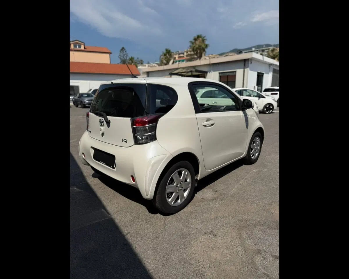 Toyota iQ usata a Imperia (5)