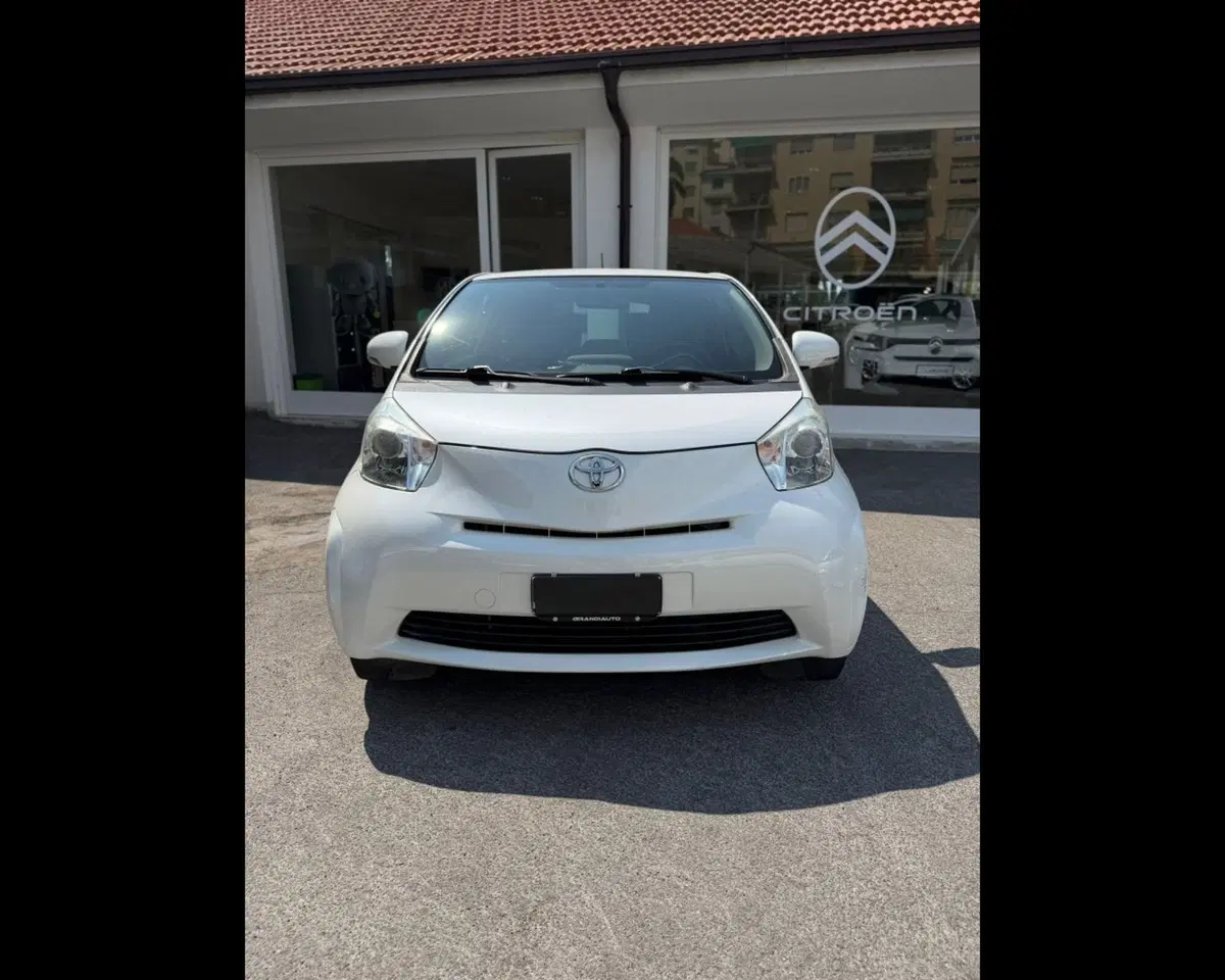 Toyota iQ usata a Imperia (8)