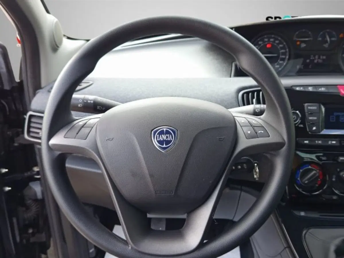 Lancia Ypsilon nuova a Frosinone (11)