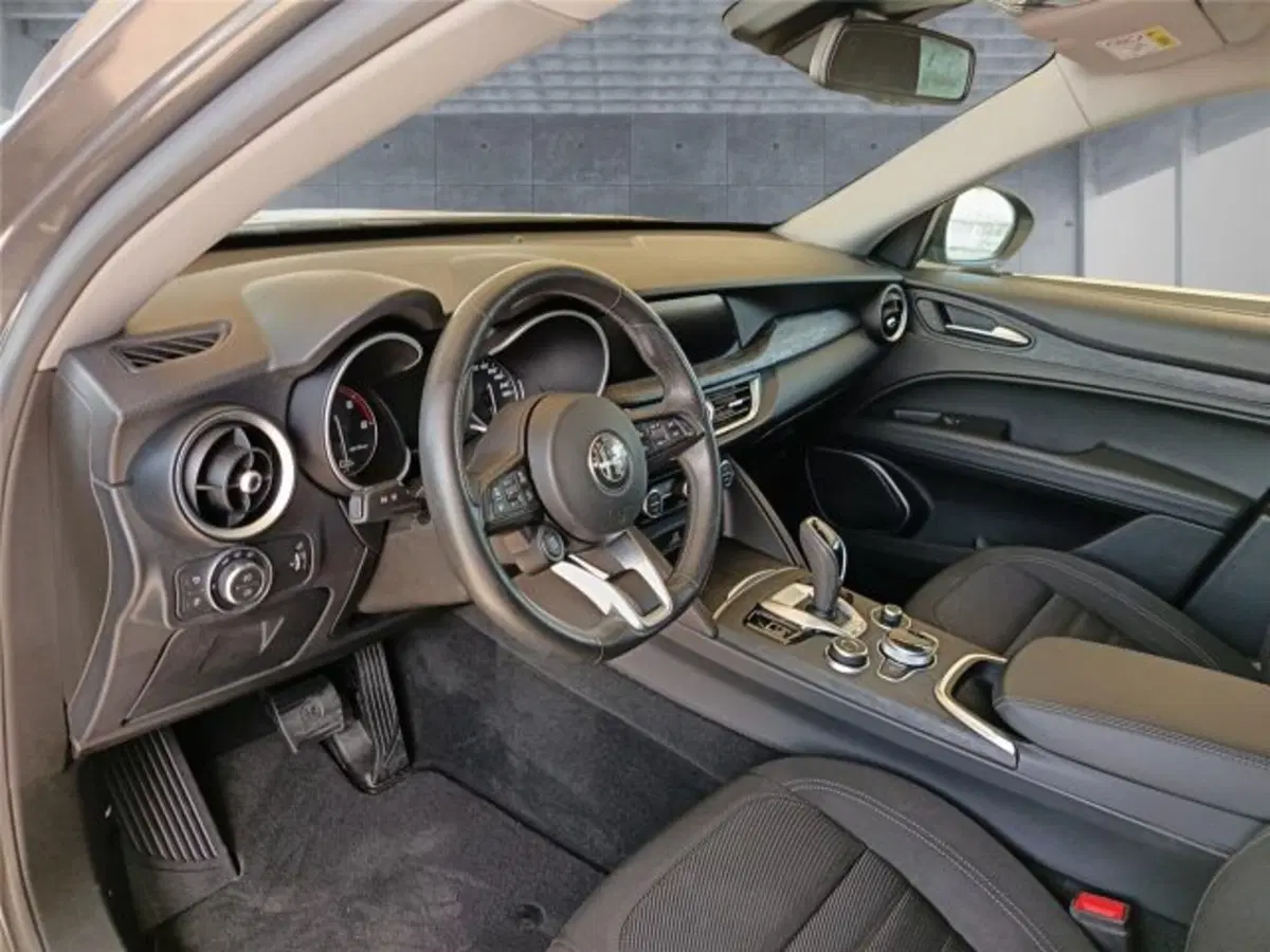 Alfa Romeo Stelvio usata a Bari (10)