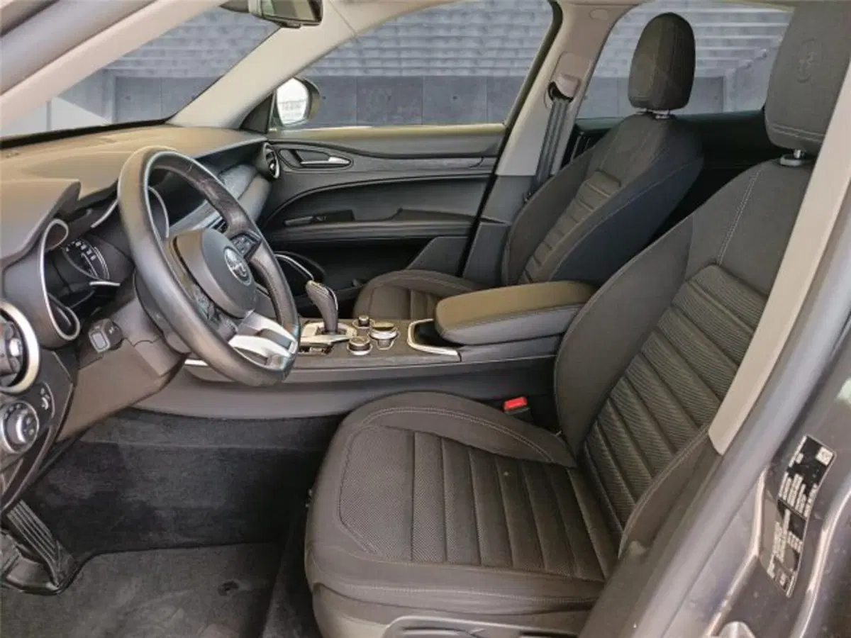 Alfa Romeo Stelvio usata a Bari (11)