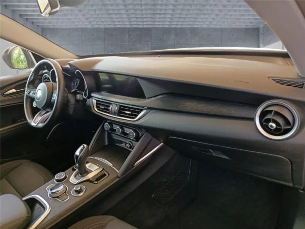 Alfa Romeo Stelvio usata a Bari (12)