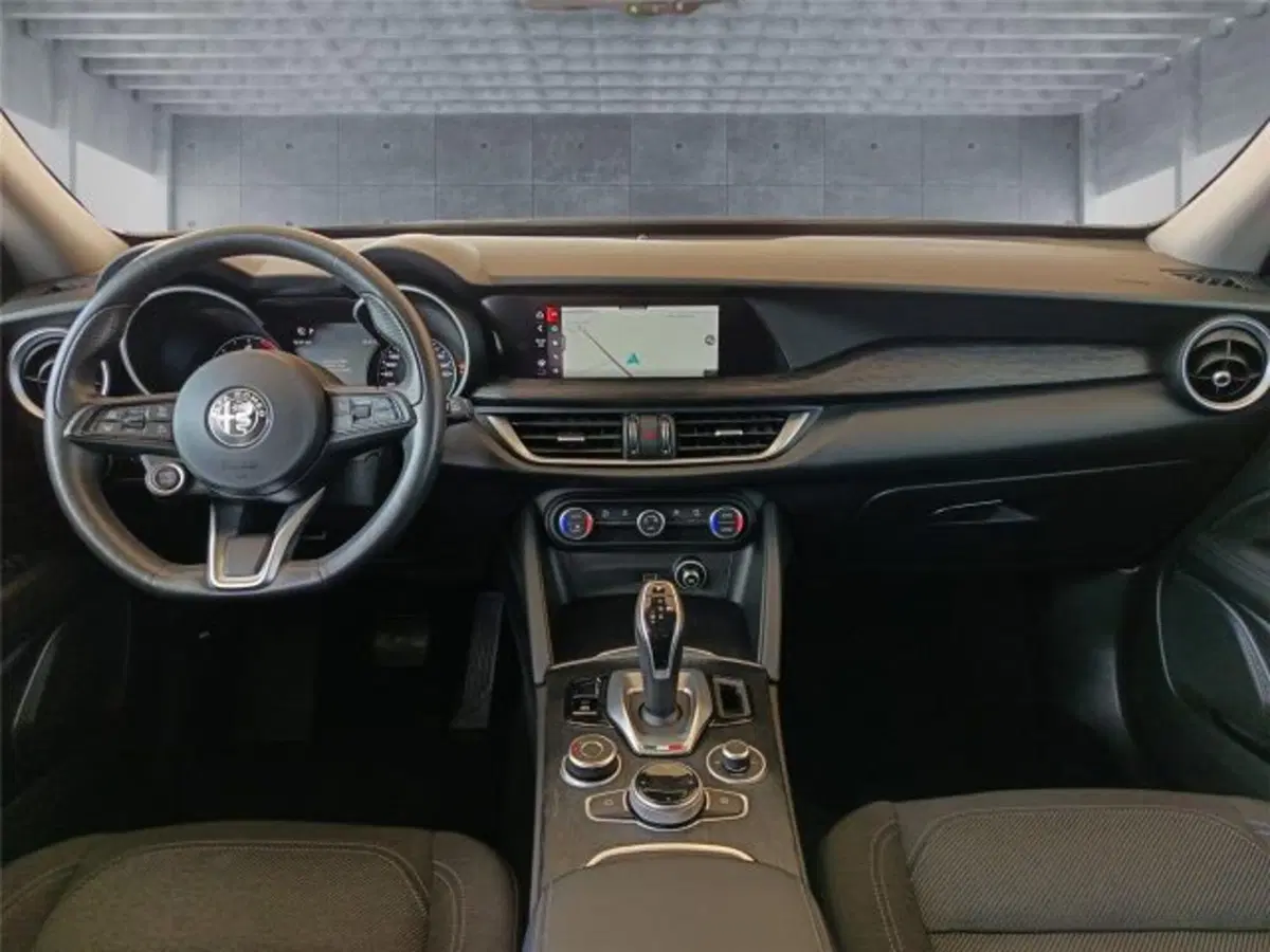 Alfa Romeo Stelvio usata a Bari (13)