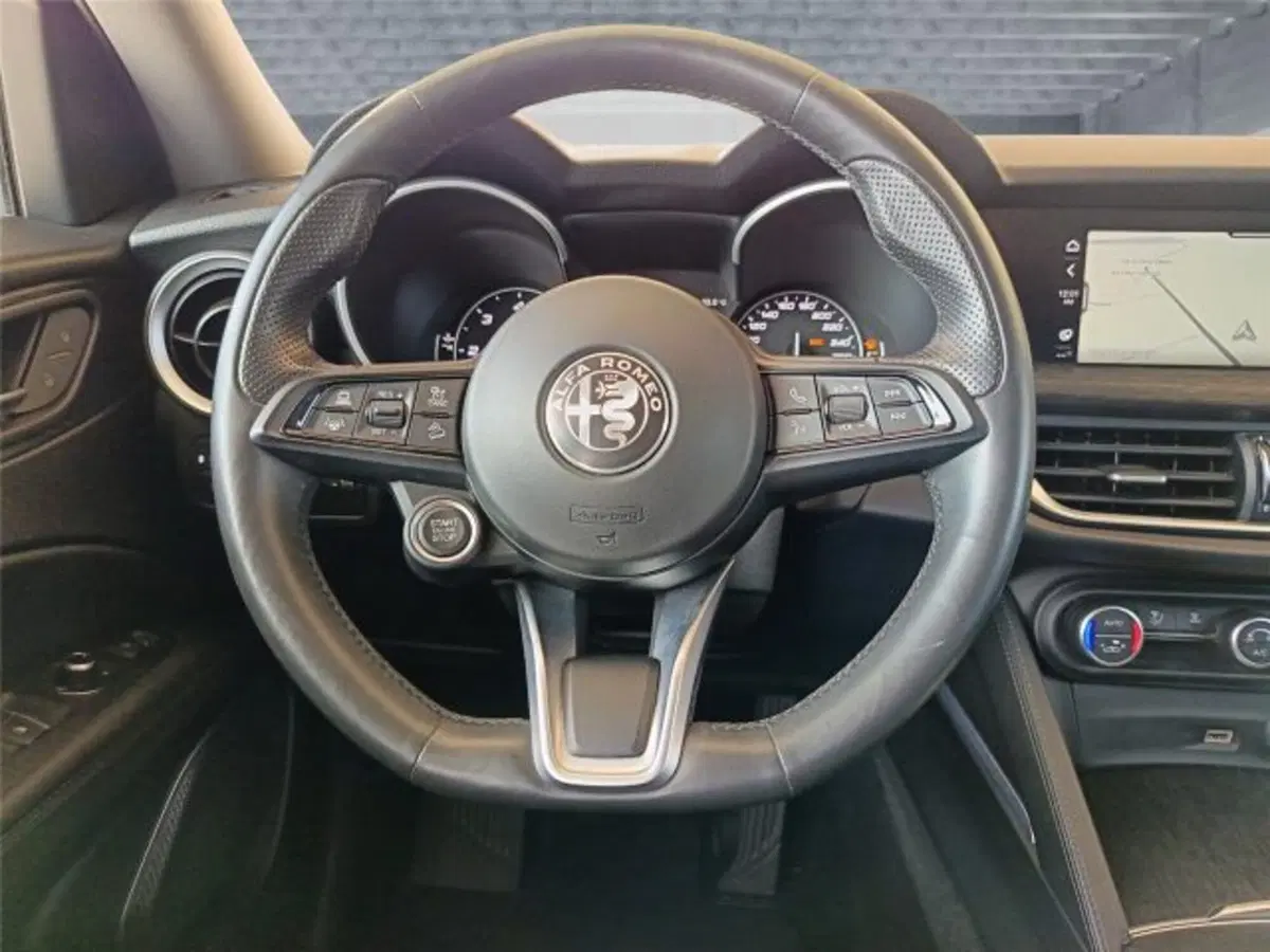 Alfa Romeo Stelvio usata a Bari (14)