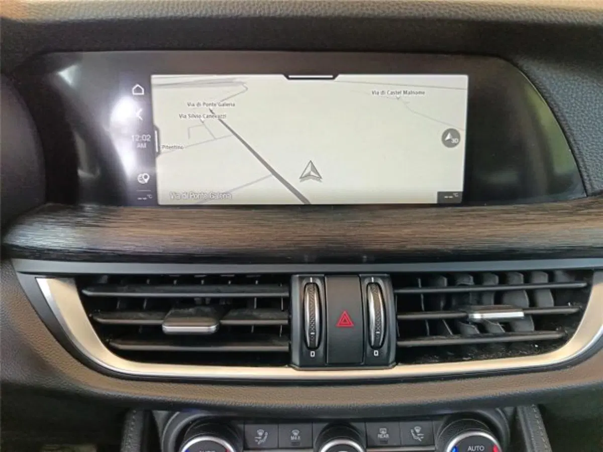 Alfa Romeo Stelvio usata a Bari (15)