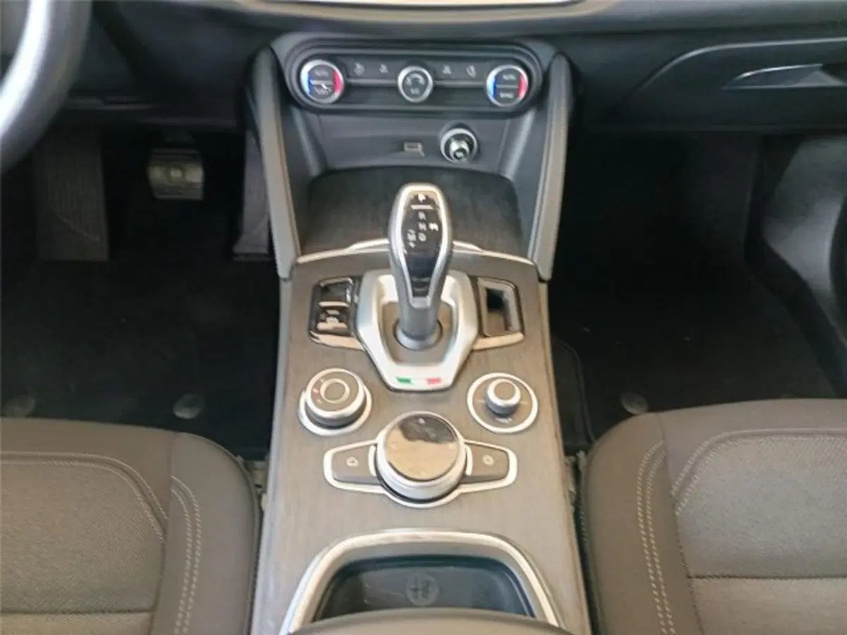Alfa Romeo Stelvio usata a Bari (16)