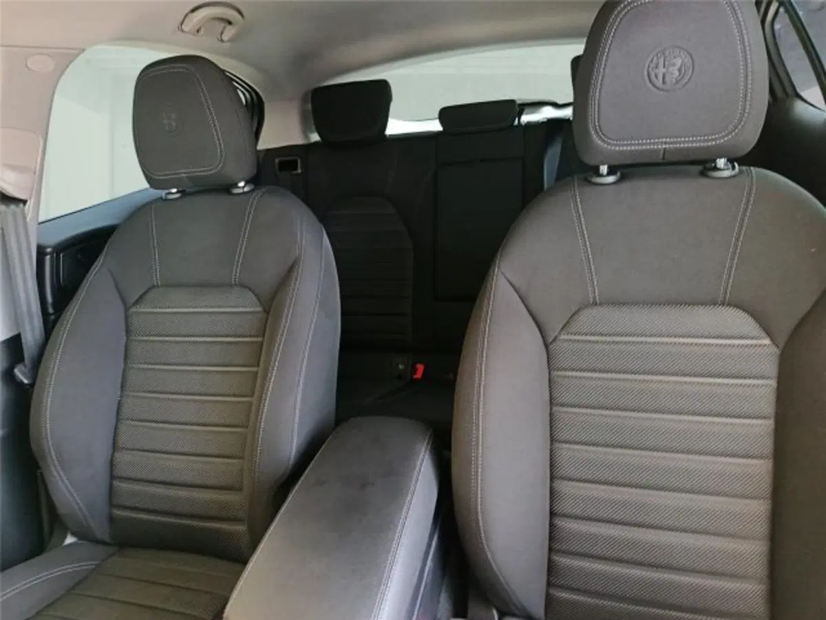 Alfa Romeo Stelvio usata a Bari (17)