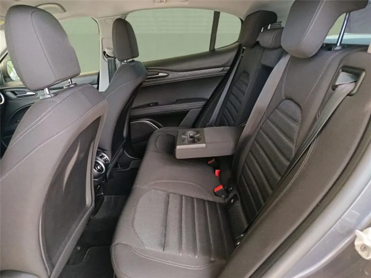 Alfa Romeo Stelvio usata a Bari (18)