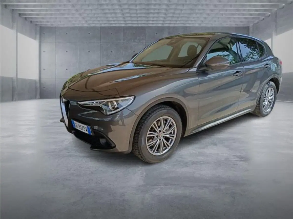 Alfa Romeo Stelvio usata a Bari (3)