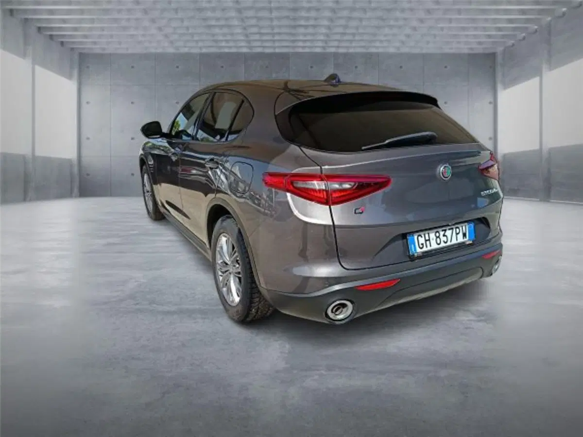 Alfa Romeo Stelvio usata a Bari (4)