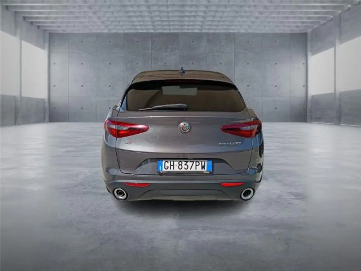 Alfa Romeo Stelvio usata a Bari (5)
