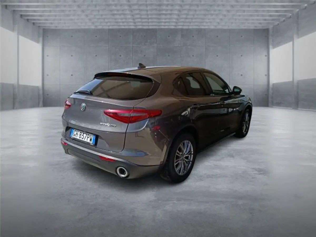 Alfa Romeo Stelvio usata a Bari (6)