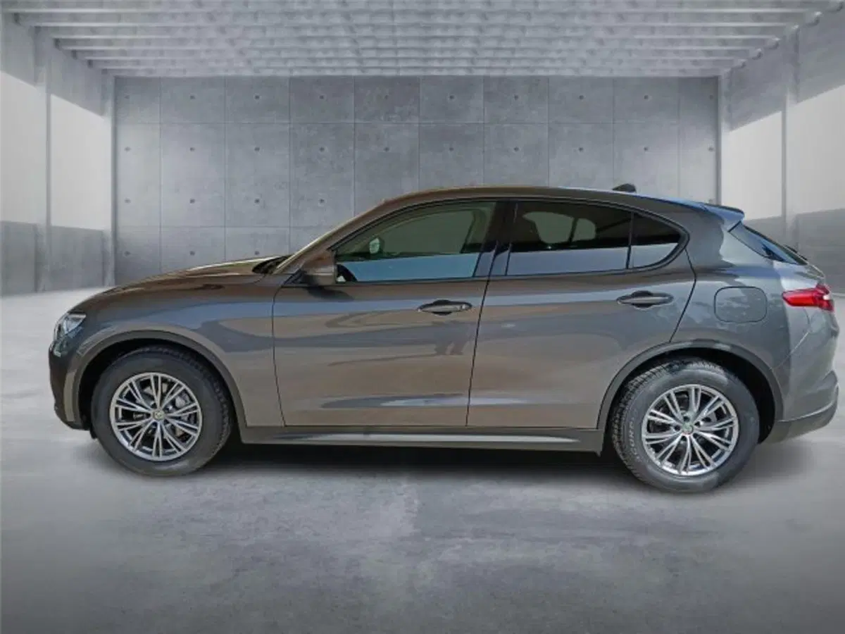Alfa Romeo Stelvio usata a Bari (7)