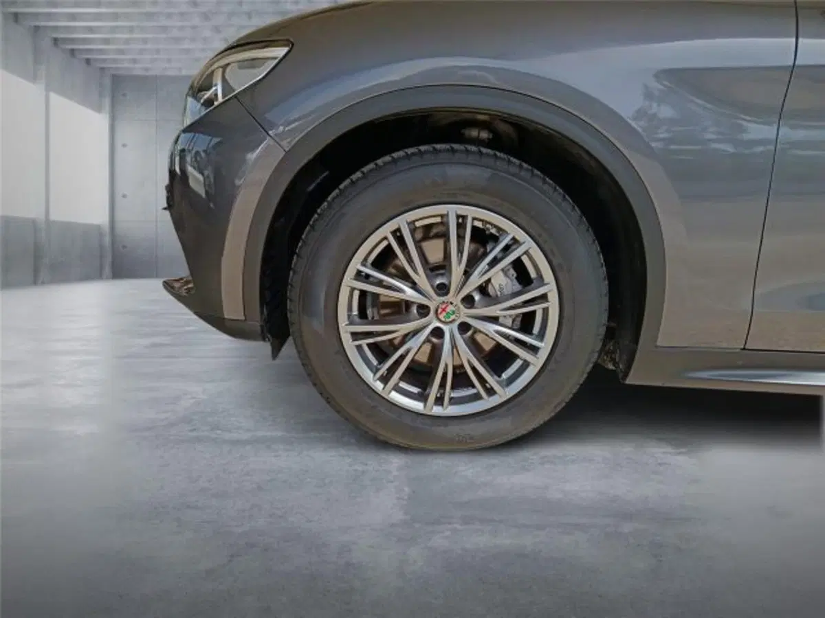Alfa Romeo Stelvio usata a Bari (8)