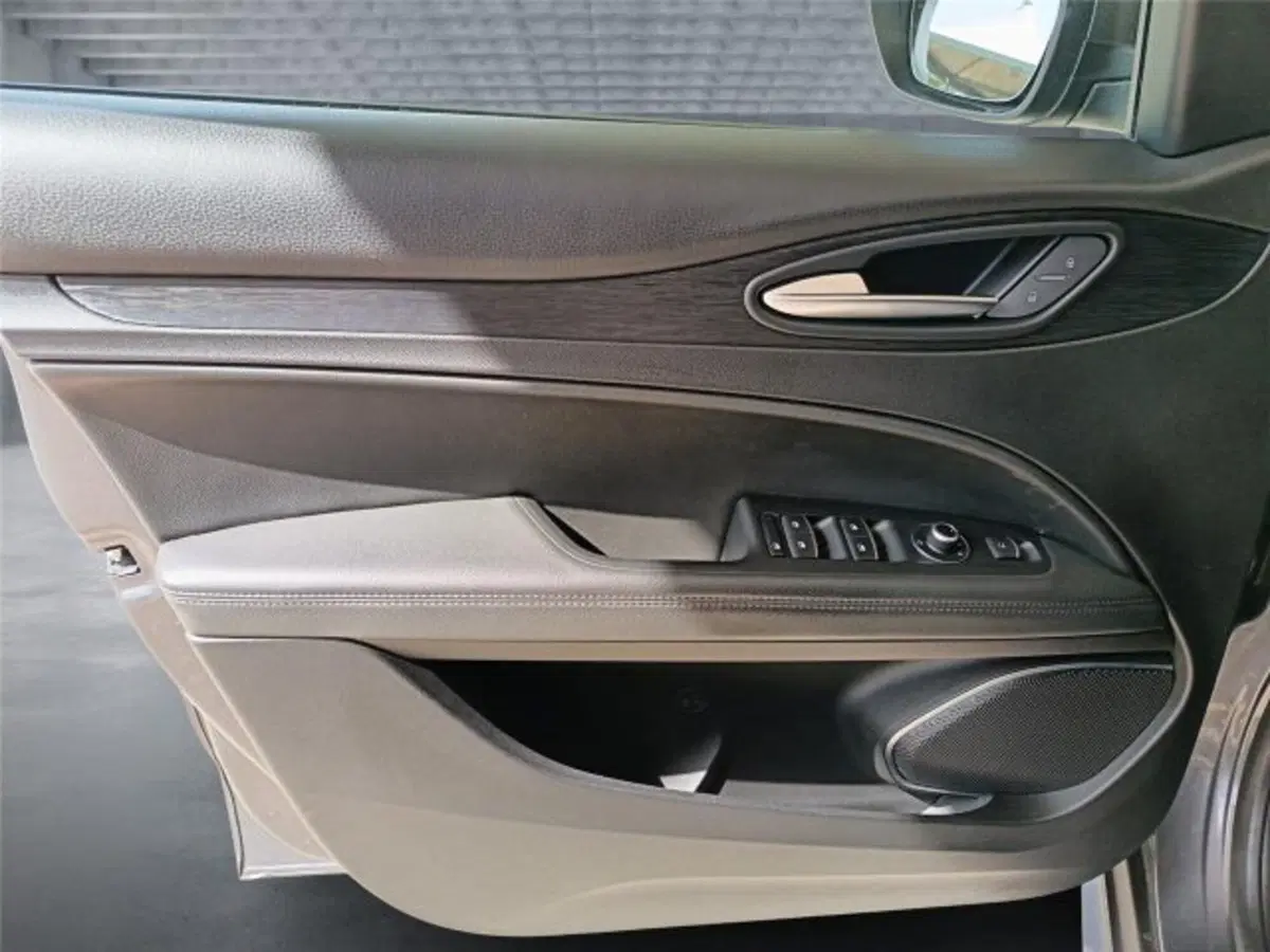 Alfa Romeo Stelvio usata a Bari (9)