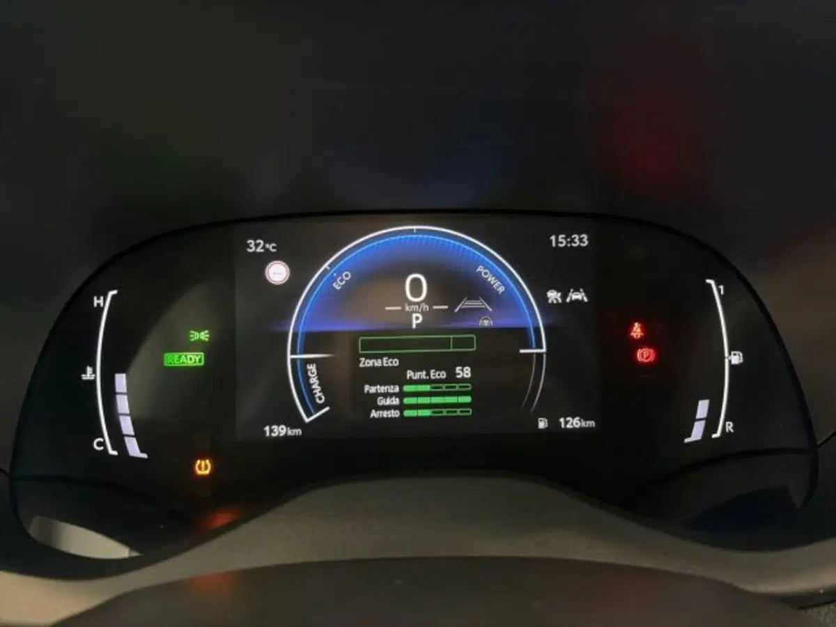 Toyota Yaris Cross nuova a Sassari (11)