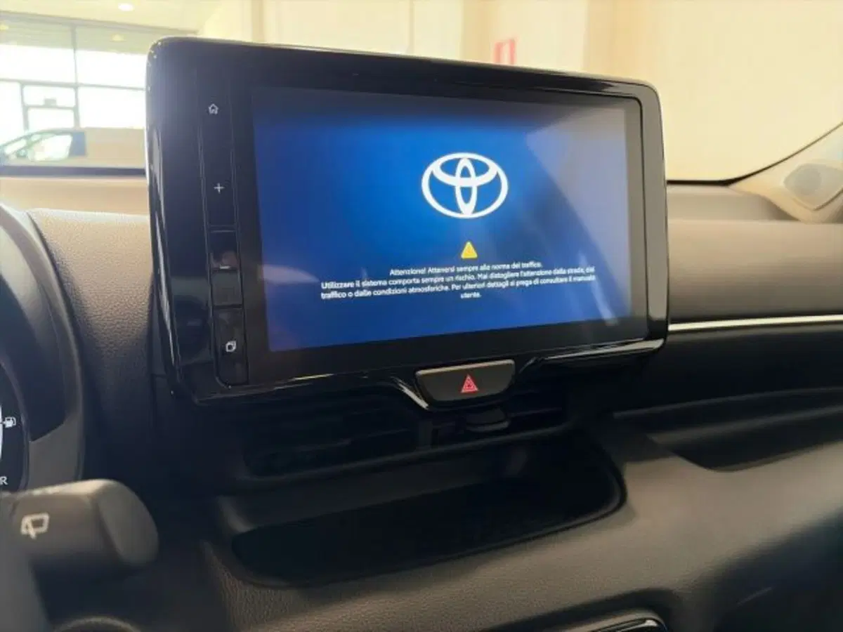 Toyota Yaris Cross nuova a Sassari (9)