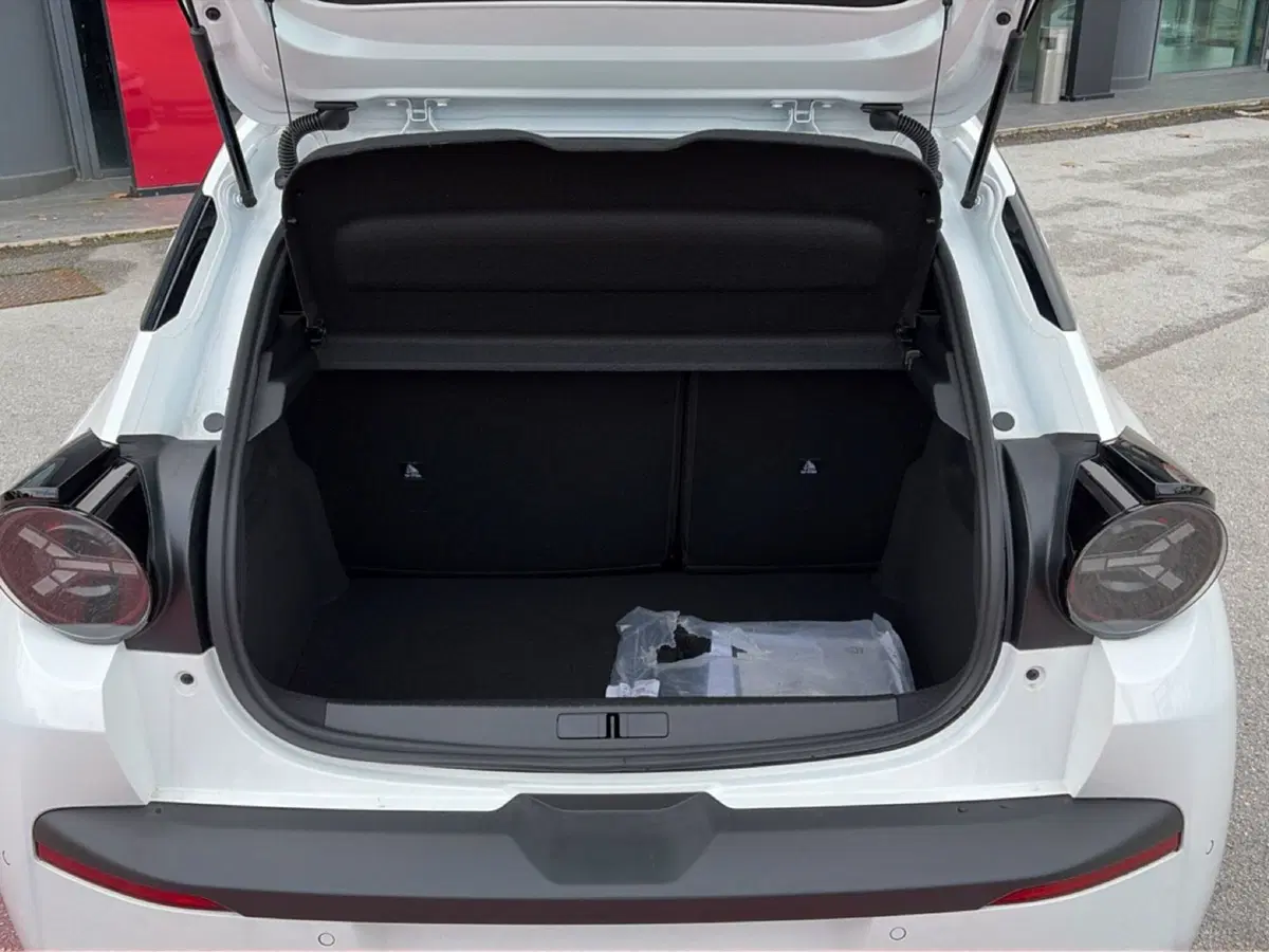 Lancia Ypsilon nuova a Ancona (13)