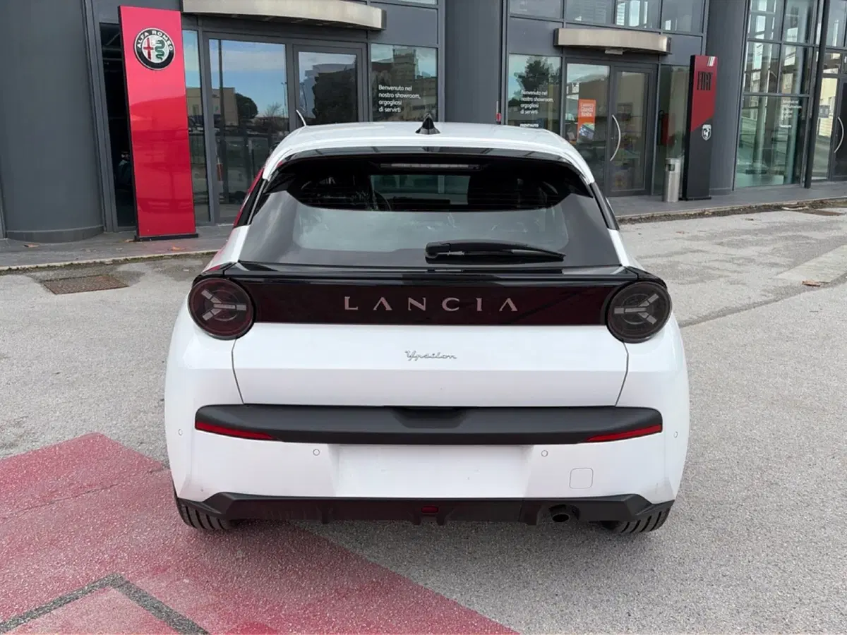 Lancia Ypsilon nuova a Ancona (4)