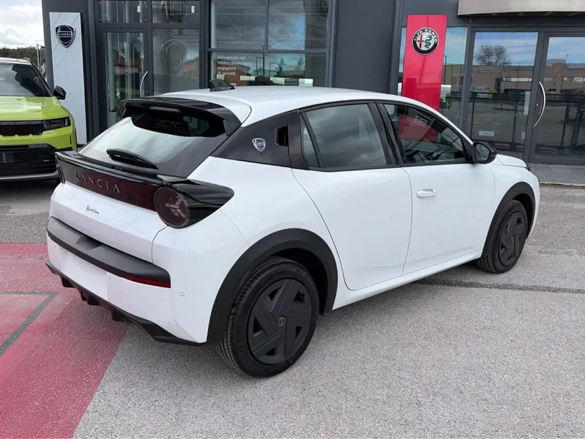Lancia Ypsilon nuova a Ancona (6)