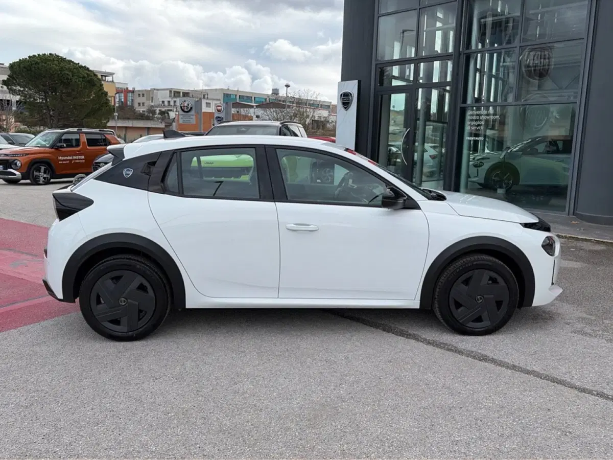 Lancia Ypsilon nuova a Ancona (7)