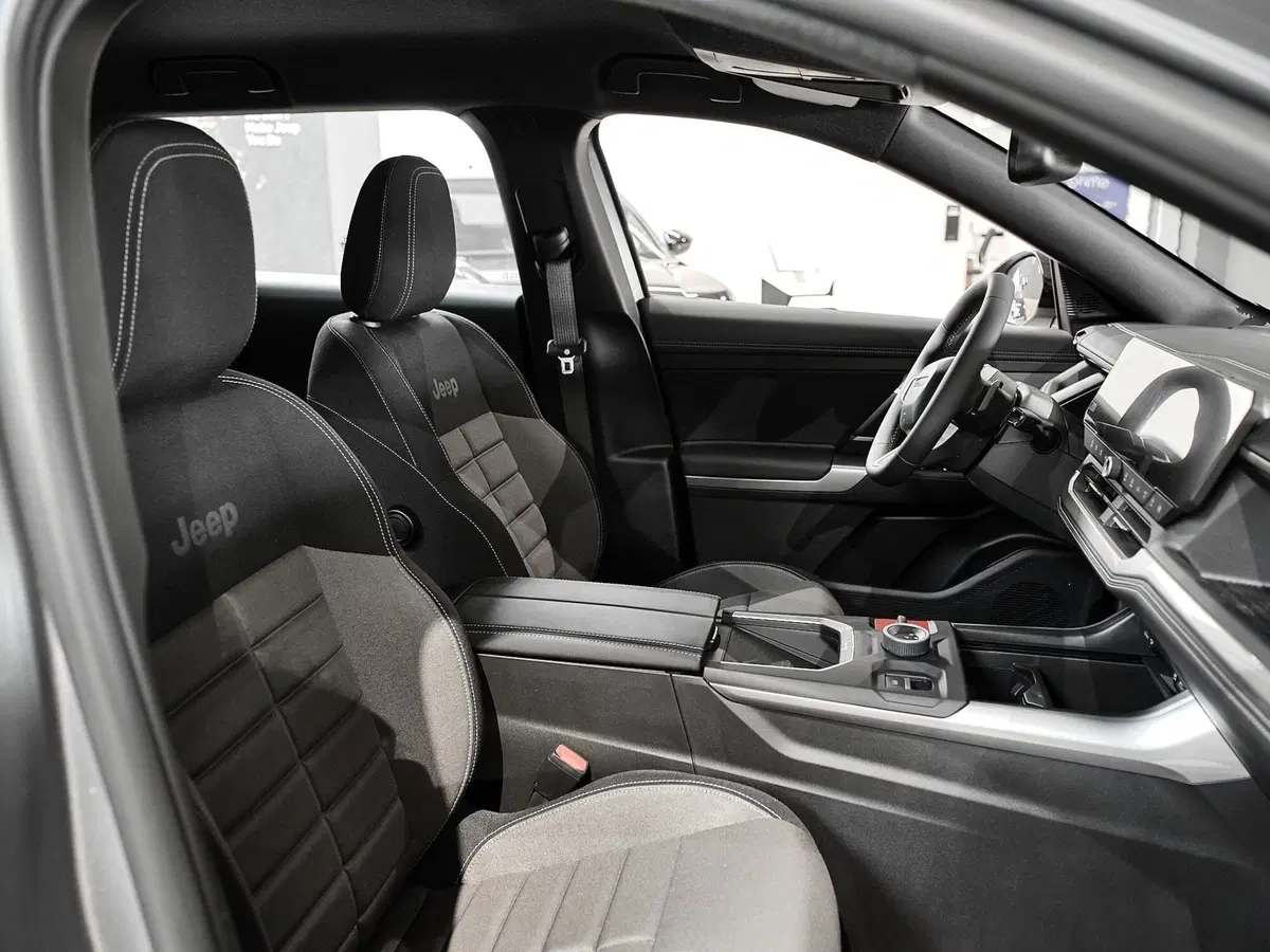Jeep Compass nuova a Prato (20)