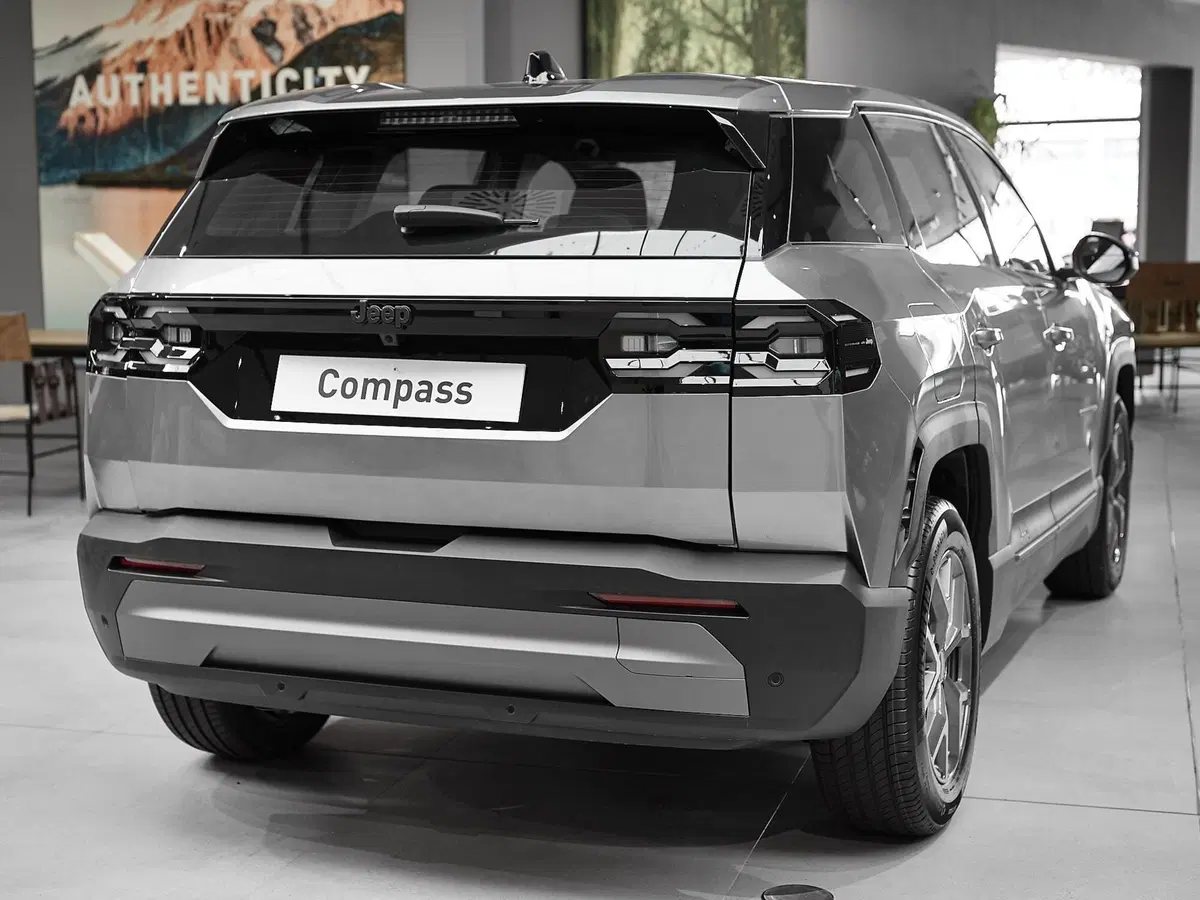 Jeep Compass nuova a Prato (8)
