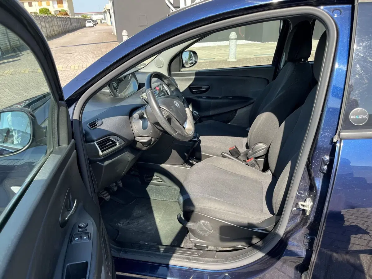 Lancia Ypsilon usata a Vercelli (7)