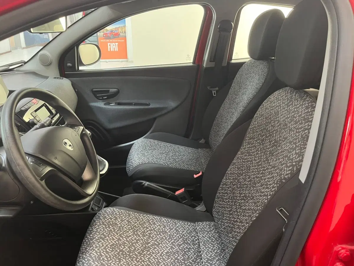 Lancia Ypsilon usata a Lucca (10)