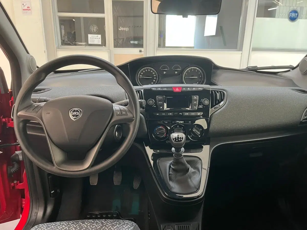 Lancia Ypsilon usata a Lucca (12)